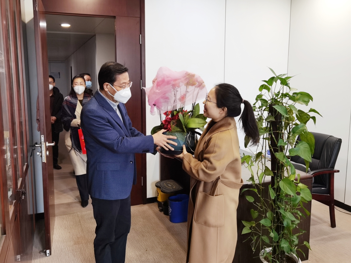 图片链接：市局领导新春慰问全局干部职工